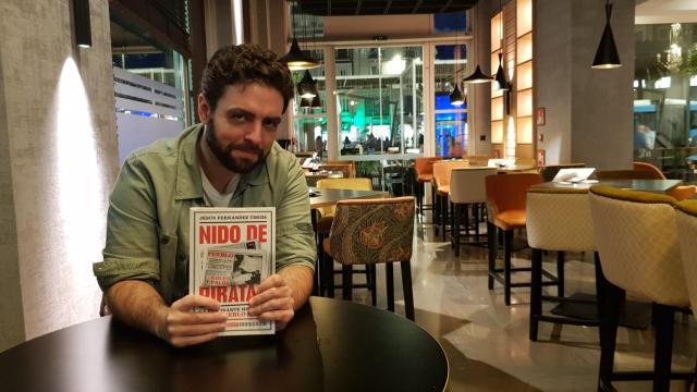 Jesús Fernández Úbeda posa con 'Nido de piratas'.