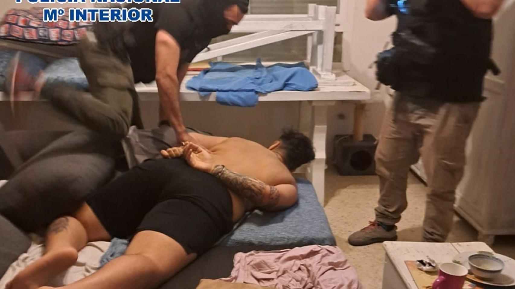 Una imagen del momento en el que arrestan al detenido.