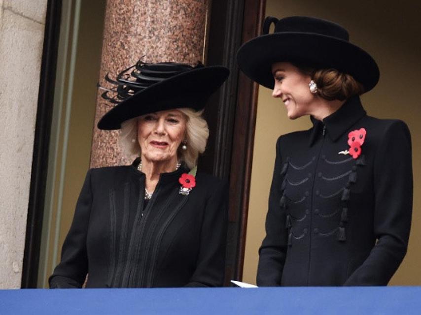 Kate y la reina Camila comparten confidencias durante la ceremonia.