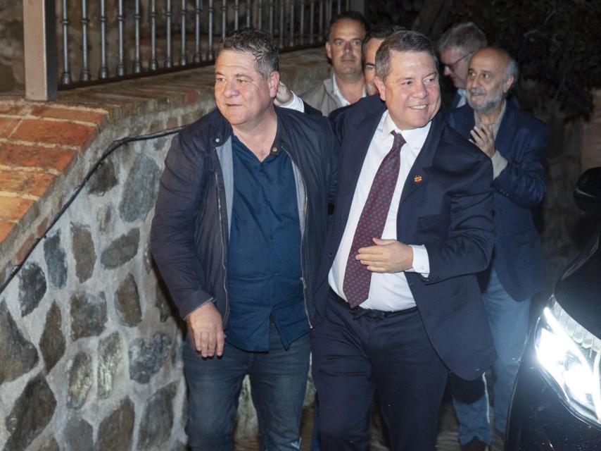 Emiliano García-Page junto a su hermano Javier.