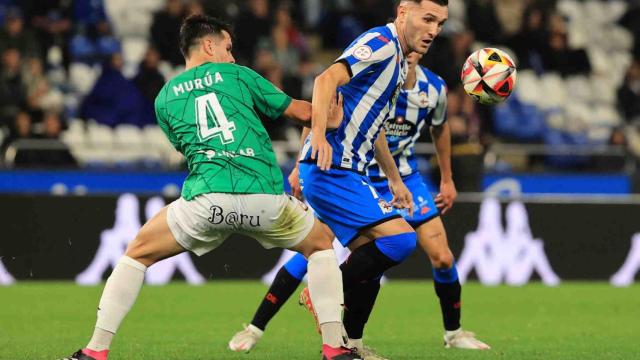 Lucas pelea por un balón en el partido ante el Logroñés