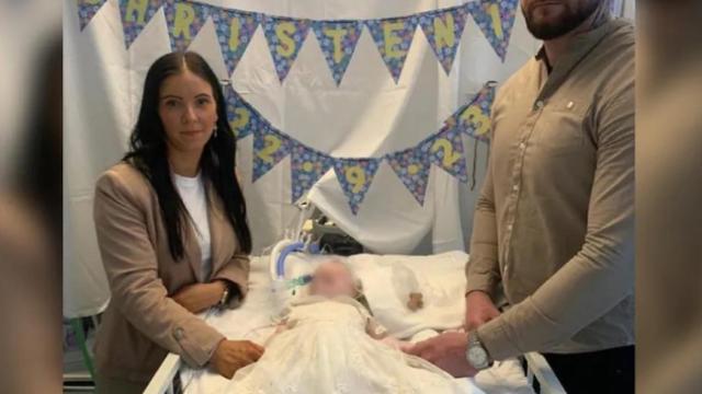 Indi Gregory en el hospital junto a sus padres.