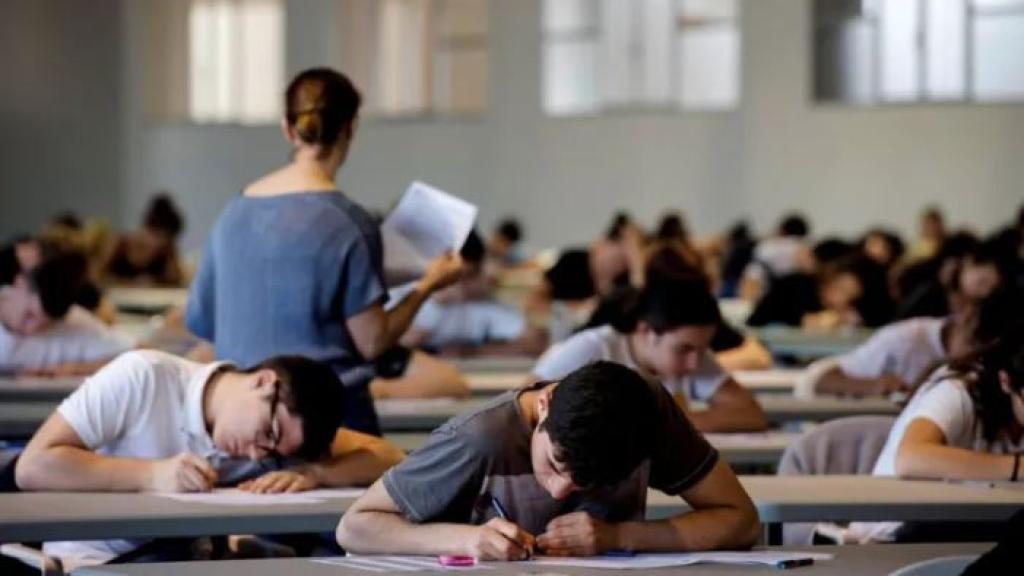 Alumnos realizando un examen en una Universidad en una imagen de archivo