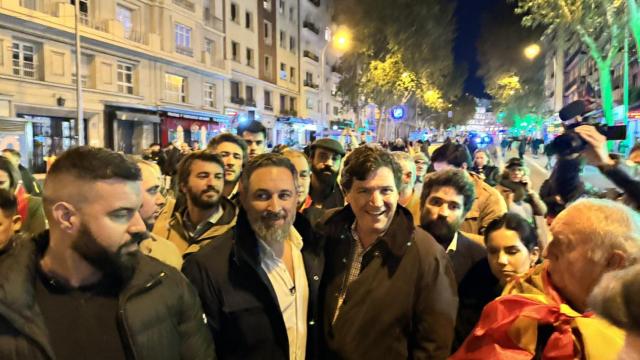 Tucker Carlson llega a Ferraz junto a Santiago Abascal.