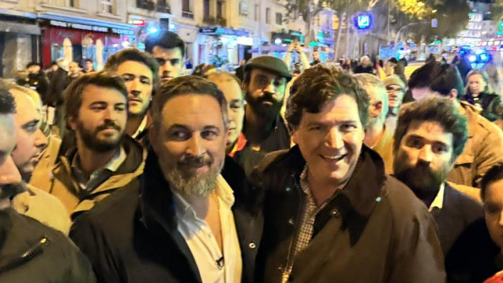 Tucker Carlson llega a Ferraz junto a Santiago Abascal.
