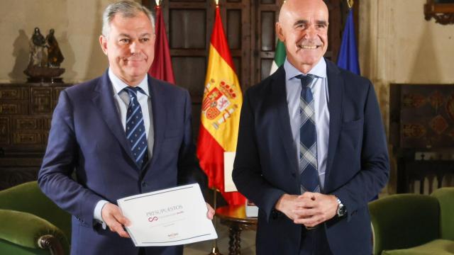 El alcalde de Sevilla, José Luis Sanz, junto al líder de la oposición, Antonio Muñoz.
