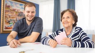 Cuidar y atender a nuestros mayores, una actividad esencial fruto de la vocación