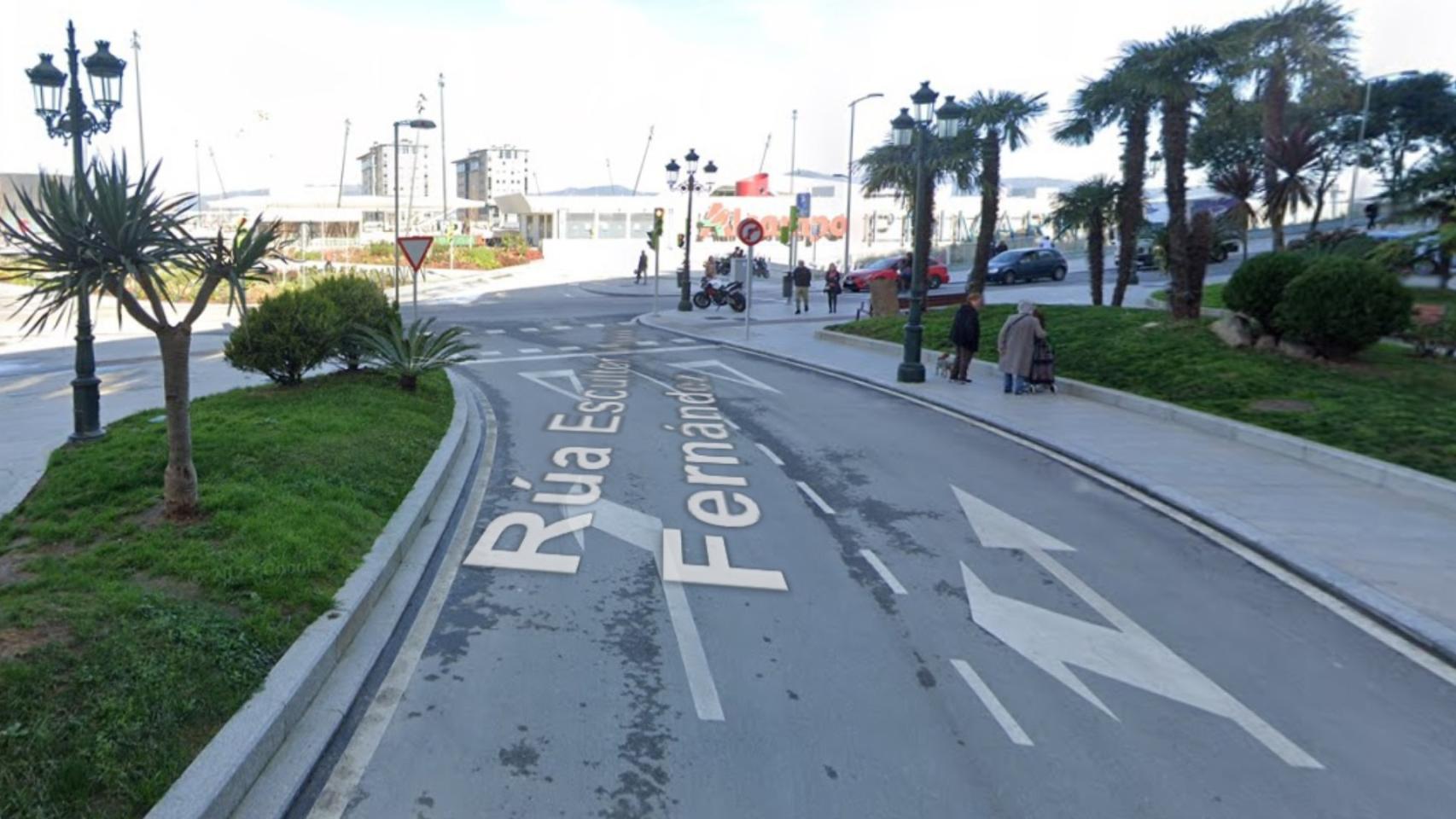 Calle Escultor Gregorio Fernández en su desembocadura con Vía Norte.