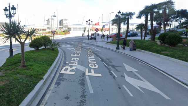 Calle Escultor Gregorio Fernández en su desembocadura con Vía Norte.