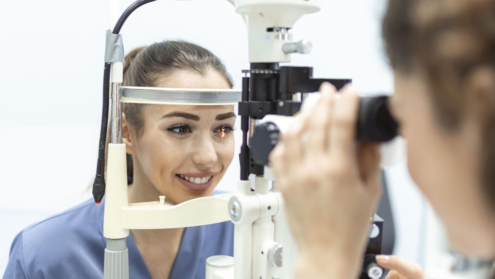 Una mujer revisándose la vista en una óptica.