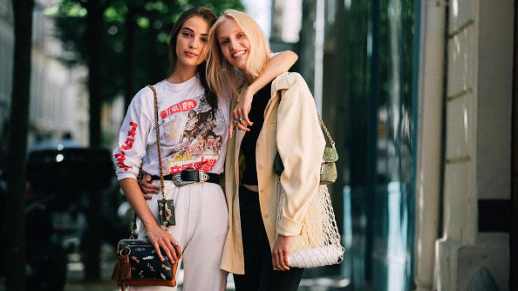 Dos 'influencers', abrazadas.