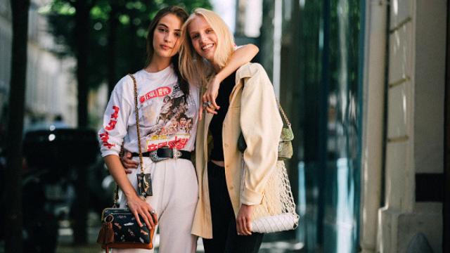 Dos 'influencers', abrazadas.