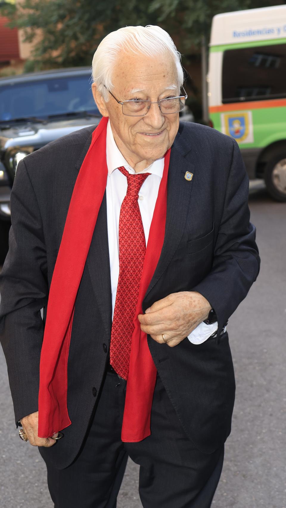 El querido sacerdote Padre Ángel en una imagen tomada en septiembre, visitando a Teresa Campos.