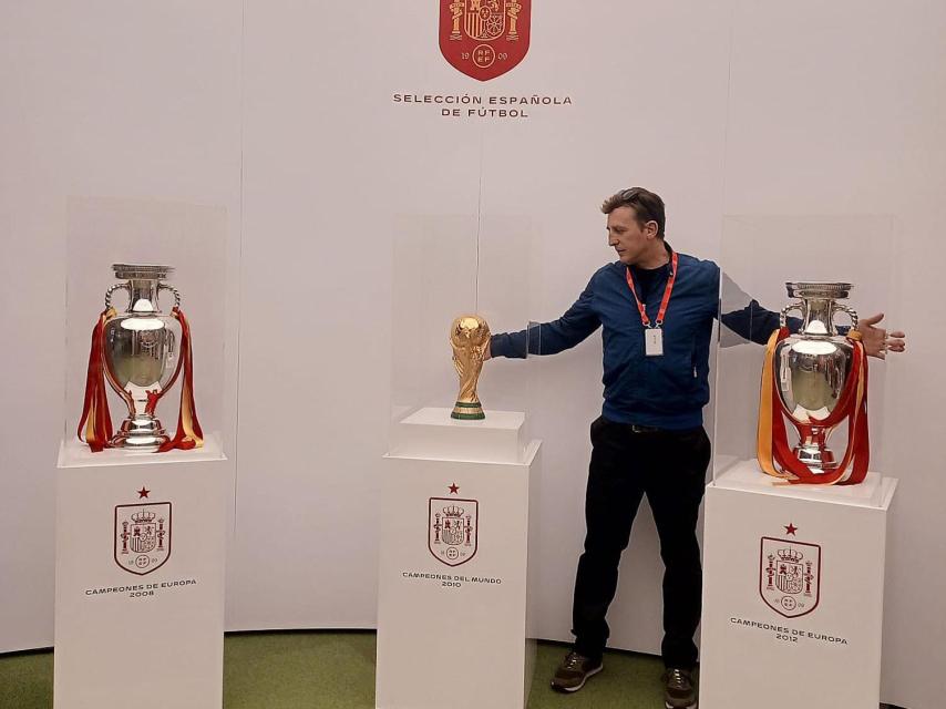 Carlos con trofeos de la Selección