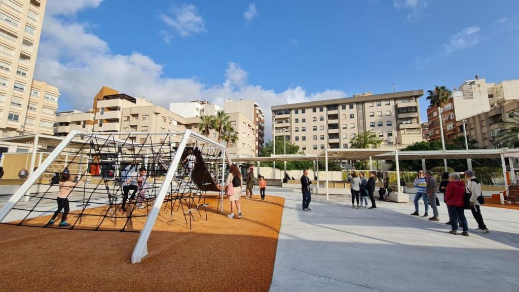 Parque de juegos infantiles en la Plaza del Zapatero de Elda.