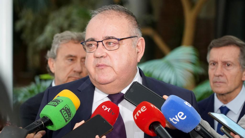 El consejero de Sanidad, Alejandro Vázquez, atiende a los medios este martes.