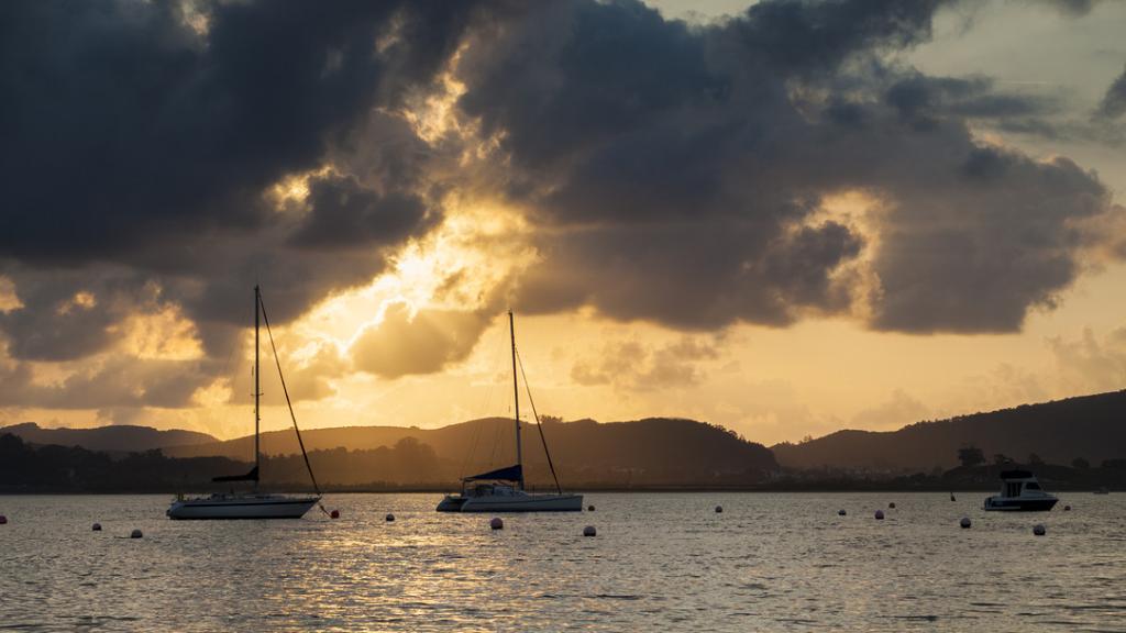 Atardecer en el puerto de Laredo.