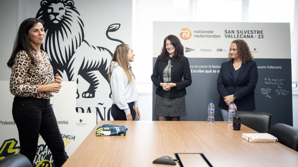 Paloma López, responsable de patrocinios y marca de Nationale-Nederlanden; Laura Luengo, campeona de España de media maratón; Mamen Vázquez, Directora General de El Español y Patricia Sabugueiro, presidenta de la Agrupación Deportiva San Silvestre Vallecana conversan en la redacción de EL ESPAÑOL