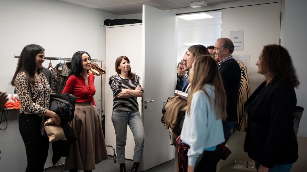Paloma López, responsable de patrocinios y marca de Nationale-Nederlanden; Cruz Sánchez de Lara, vicepresidenta de EL ESPAÑOL; Laura Luengo, campeona de España de media maratón; Antonio  y Patricia Sabugueiro, fundador y presidenta de la Agrupación Deportiva San Silvestre Vallecana; conversan en la redacción de EL ESPAÑOL