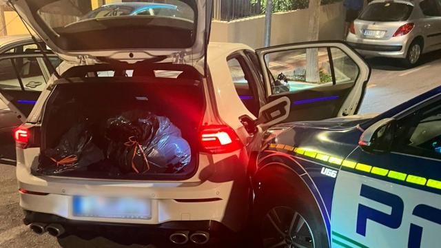 Un vehículo de la Policía Local de Torremolinos junto al coche en el que huyeron los tres detenidos.