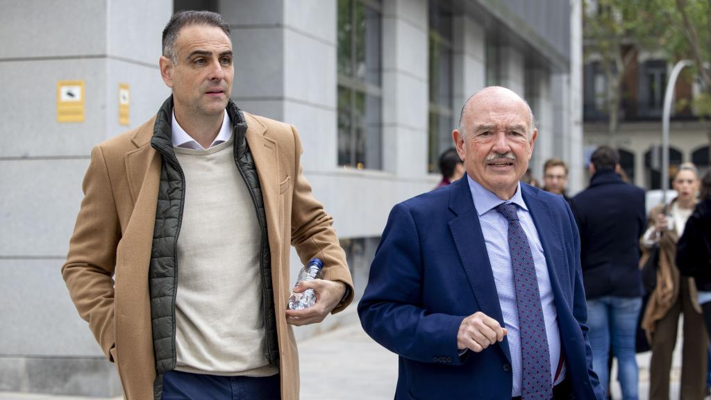 Javier López Vallejo, psicólogo de la selección femenina, y Javier Puyo, responsable de compliance  de la federación.
