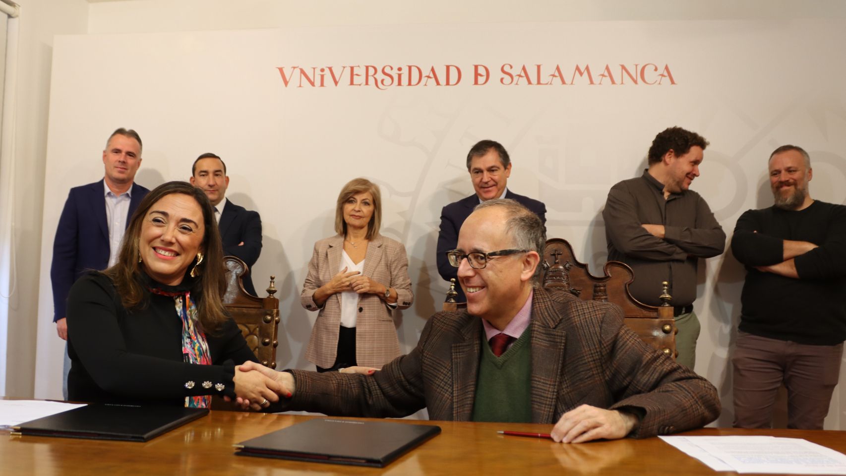 La consejera de Movilidad y Transformación Digital, María González Corral, y el vicerrector de Investigación y Transferencia de la Universidad de Salamanca, José Miguel Mateos Roco