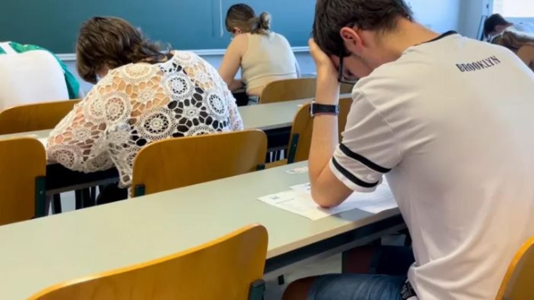 Alumnos universitarios.