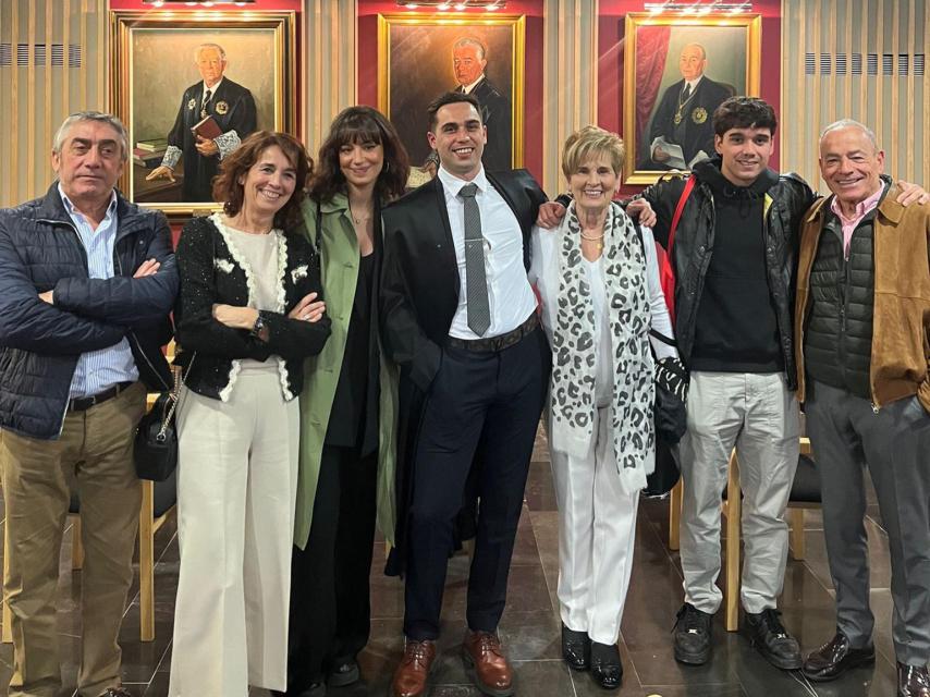 Alberto, en el centro de la imagen, con su familia durante la jura