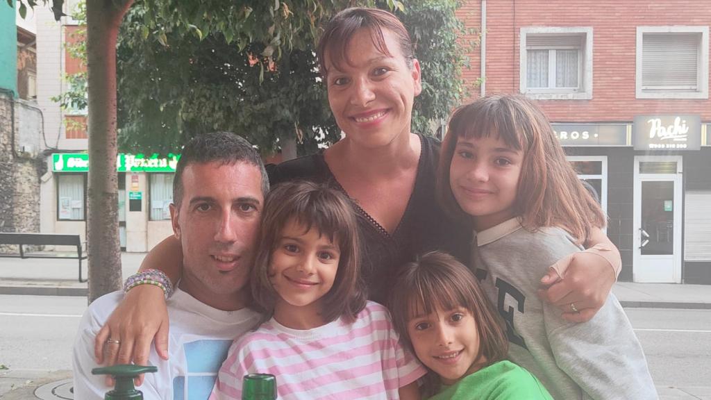 José Antonio Iglesias, María Pilar Jiménez y sus tres hijas, Valeria, Laia y Eider.