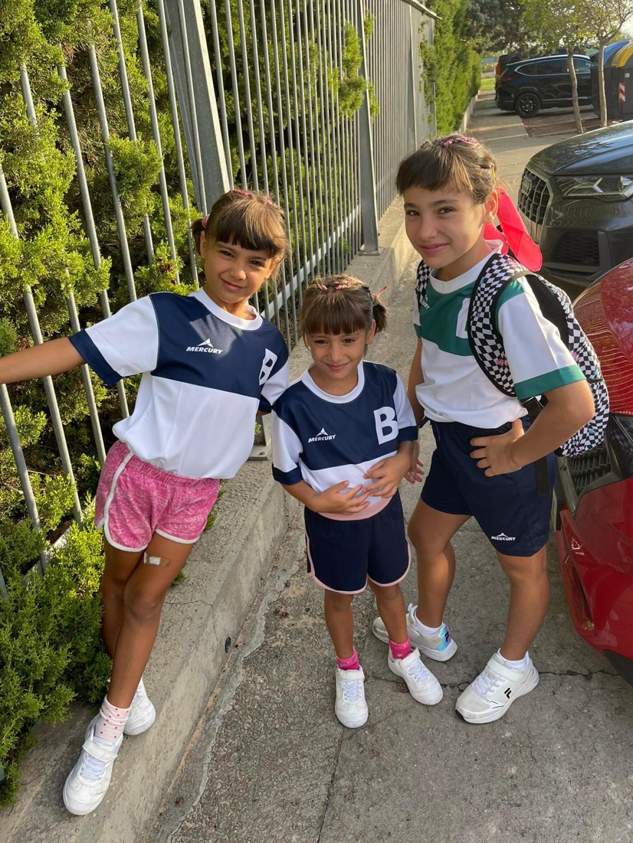 Las mellizas Laia y Eider Iglesias, junto a su hermana mayor, Valeria.