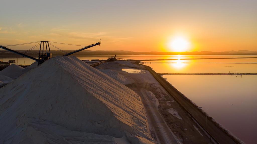 Las Salinas de Torrevieja, con la Laguna Rosa de fondo.