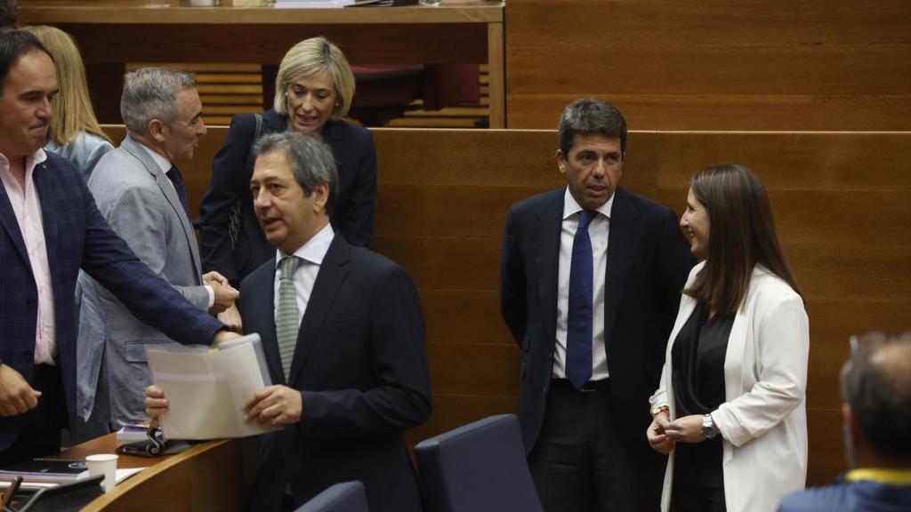 El presidente Carlos Mazón habla con la portavoz de Vox, Ana Vega, en el pleno de las Cortes Valencianas