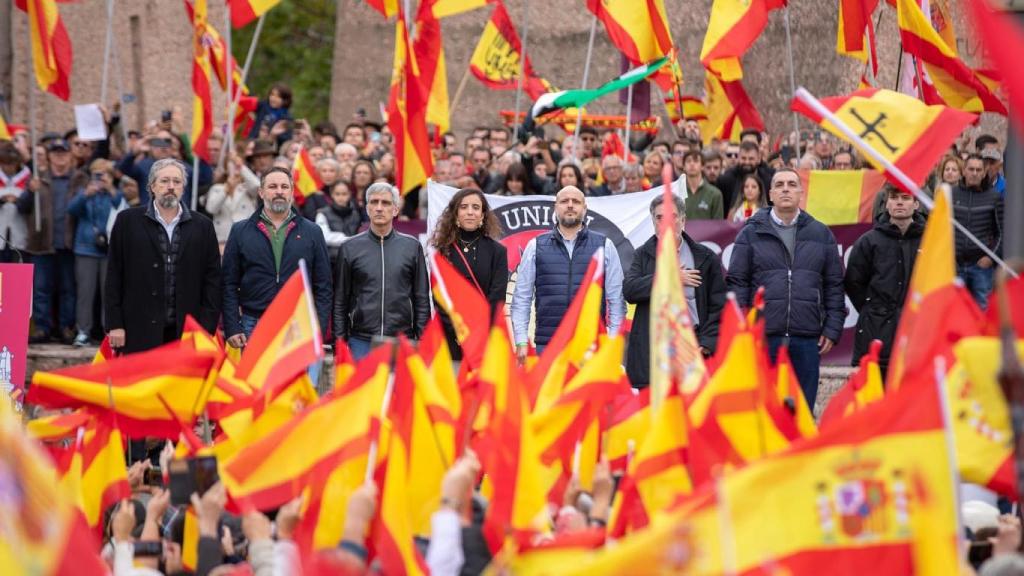 Rodrigo Alonso junto a dirigentes de Vox en una concentración en Colon el pasado octubre