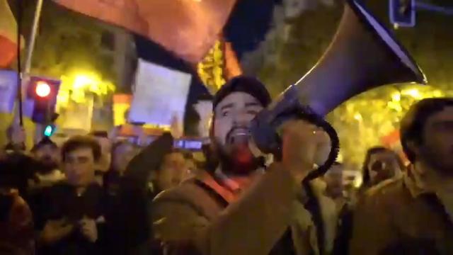 El vicepresidente de la Junta, Juan García-Gallardo, arenga a las masas durante las protestas en la sede del PSOE, este lunes.