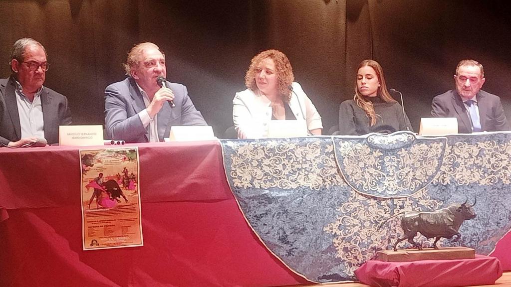 Un momento del coloquio taurino celebrado en el Teatro Municipal de Huerta