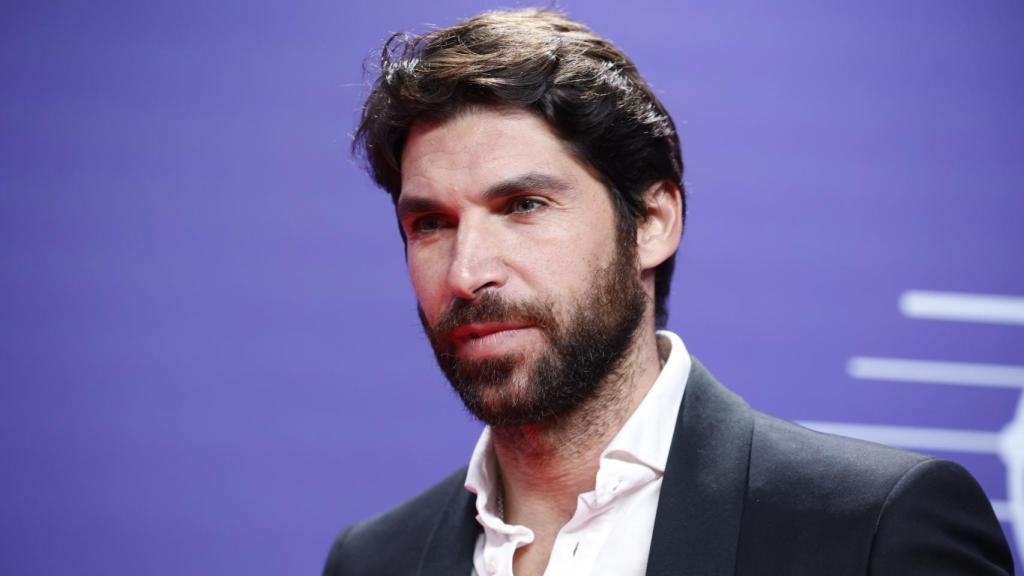 Cayetano Rivera posó en el 'photocall' poco después de que lo hiciera su hermano Fran.