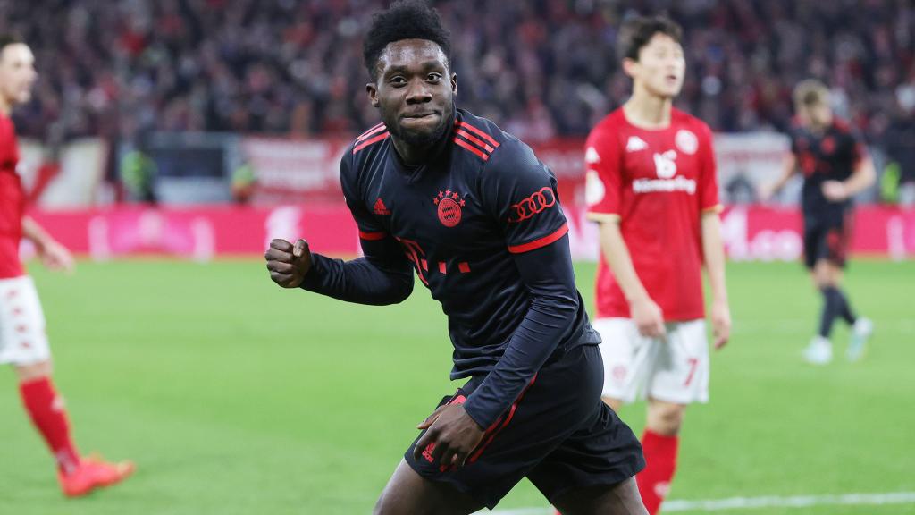 Alphonso Davis celebra un gol con el Bayern de Münich