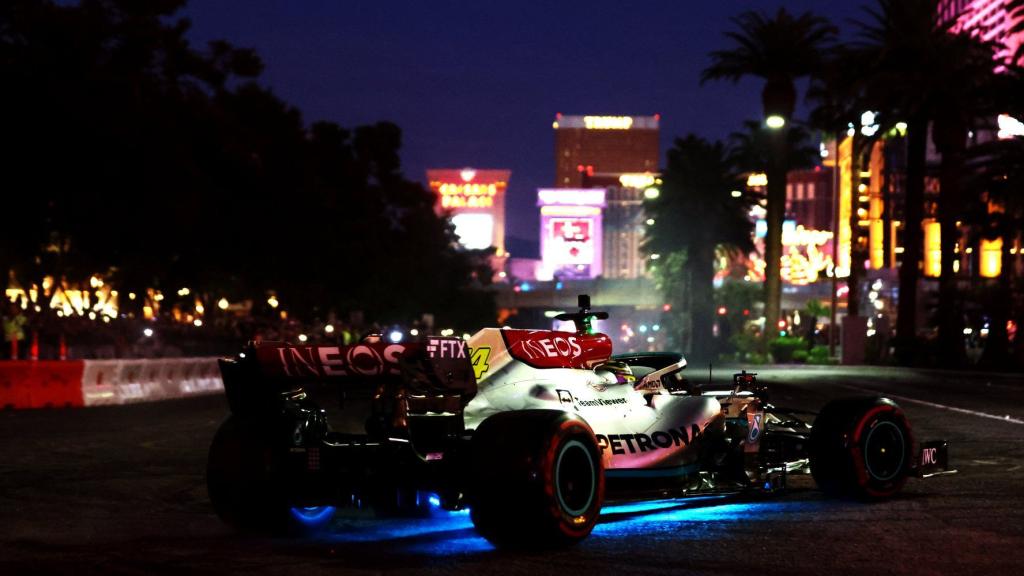 Imagen nocturna de un F1 en el circuito de Las Vegas.