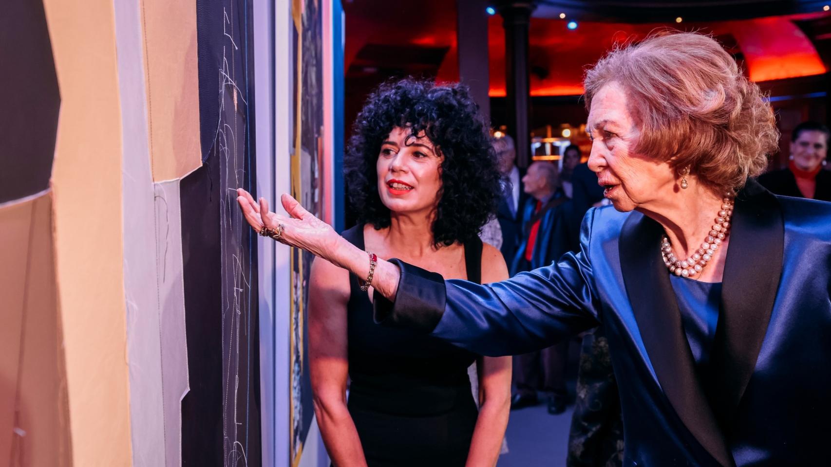La artista Sonia Navarro y la reina Sofía ante la obra ganadora del Premio BMW de pintura, este lunes en el Teatro Real de Madrid. Foto: BMW