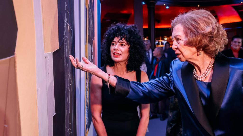 La artista Sonia Navarro y la reina Sofía ante la obra ganadora del Premio BMW de pintura, este lunes en el Teatro Real de Madrid. Foto: BMW