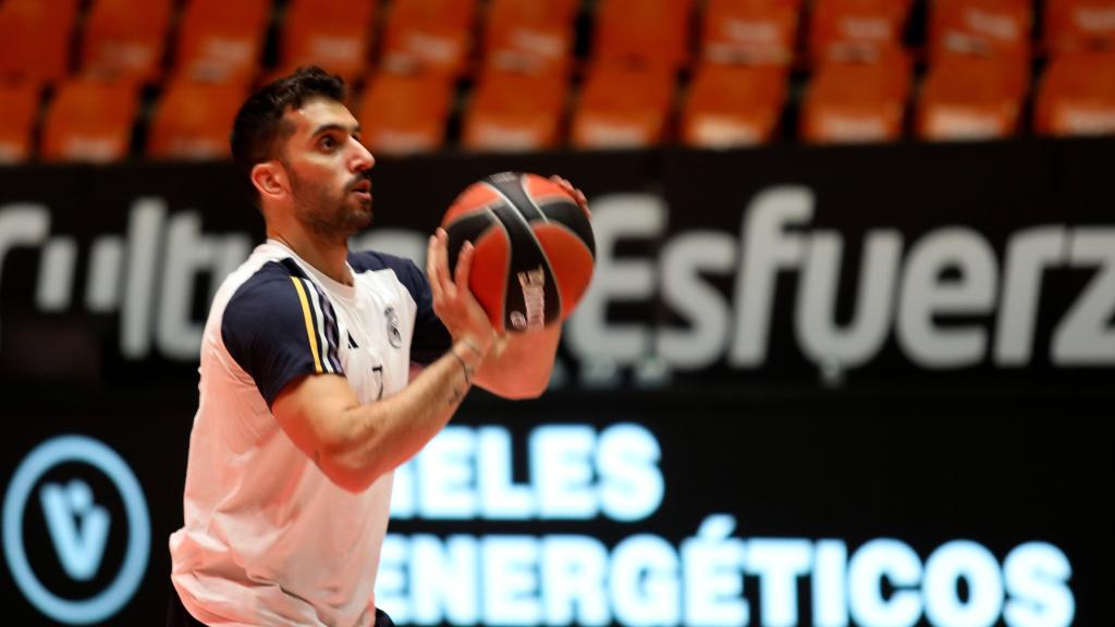Campazzo, durante el calentamiento con el Real Madrid.