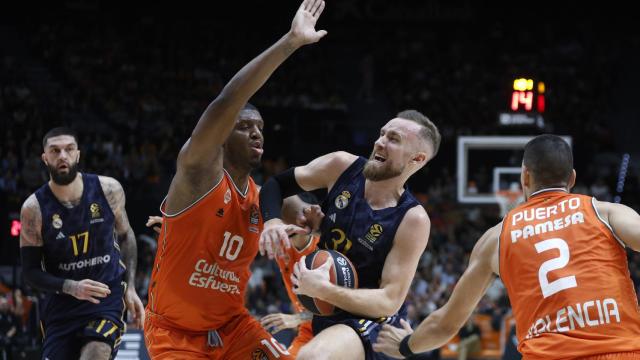 Musa trata de zafarse de la presencia de varios rivales.