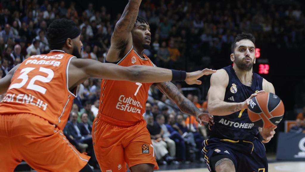 Campazzo maneja un balón en el partido ante Valencia Basket.
