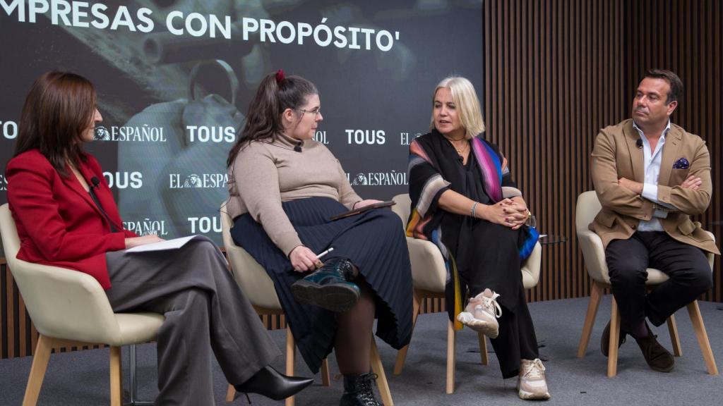 (De izqda. a dcha.) Olga Fernández, directora de Soporte de Oracle para España y Portugal, Raquel Nogueira, redactora de ENCLAVE ODS, Rosa Tous, vicepresidenta de TOUS e Iván Llanza, director de la Fundación Osborne.