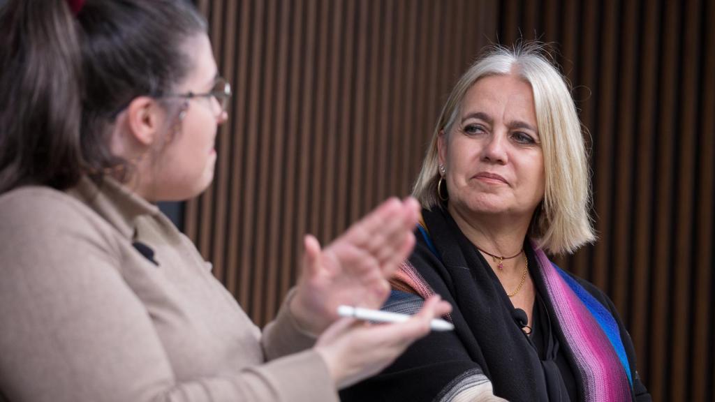 Rosa Tous y Raquel Nogueira durante la mesa redonda.