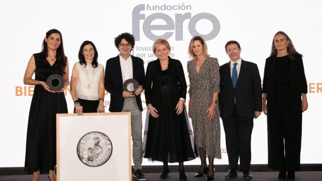 (De izqda. a dcha.) Dra. Alexandra Avgustinova, Dra. Marta Alonso, Dr. Marcos Malumbres, los tres galardonados, junto a responsables y jurado de las Becas XXV FERO.