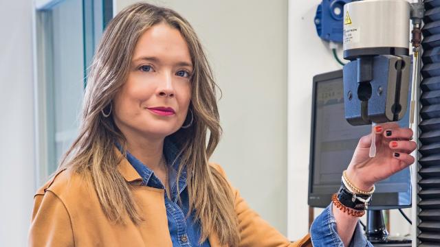 La investigadora, Jennifer Martínez, en los laboratorios de Solublion.