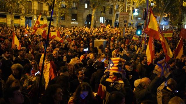 Miles de personas, concentradas por undécima noche a las puertas de Ferraz.