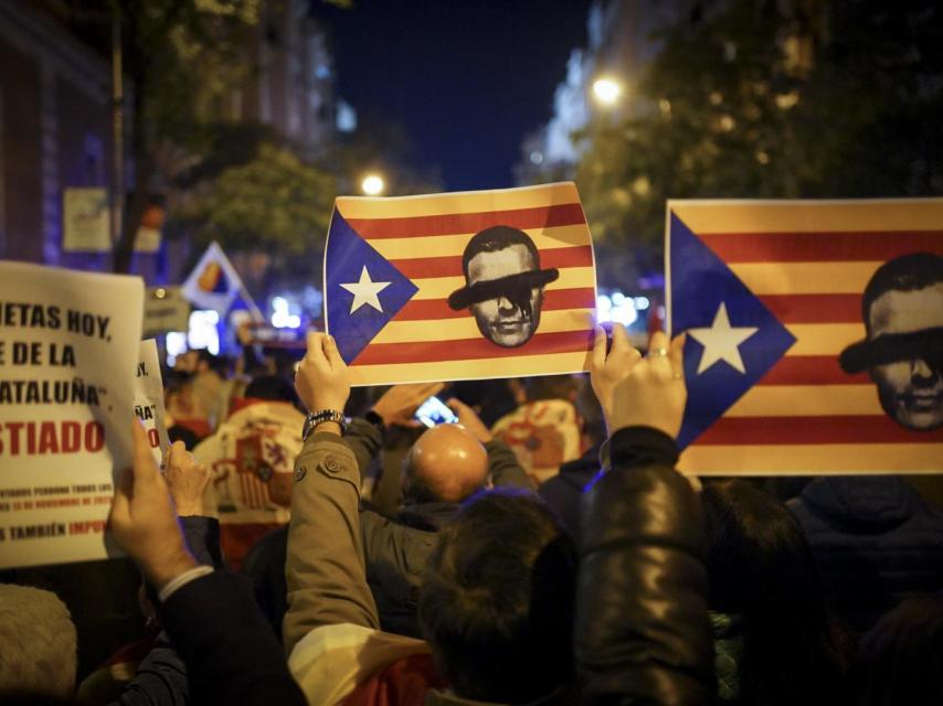 Manifestantes en contra de la amnistía frente a Ferraz.