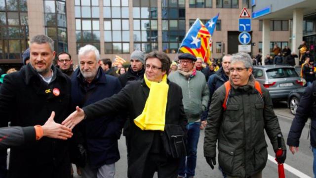 Puigdemont, escoltado en una manifestación independentista.